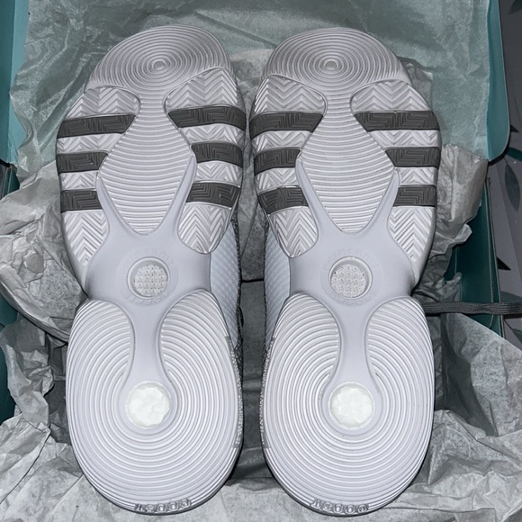 TRAE YOUNG 2.0 BASKETBALL SHOES - Picture 8 of 13